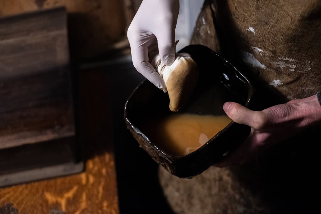 Preparing the bundled cloth with shellac